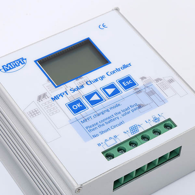 Bộ điều khiển sạc năng lượng mặt trời 12V / 24V 700W 20 Amp MPPT Bộ điều chỉnh điện áp IP54 MPPT